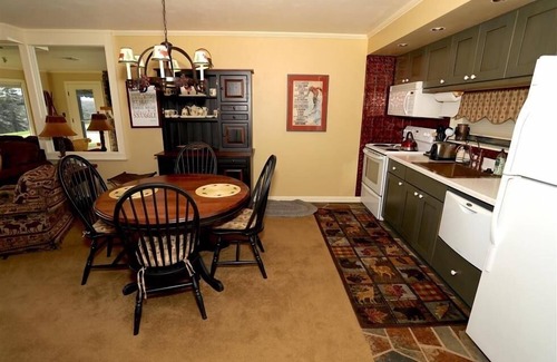 Seven Springs Condo | Seven Springs 1 Bedroom Premium Condo, Walking Distance to Slopes by RedAwning - Save 10% on 3 Nights, 15% on 5 Nights!
