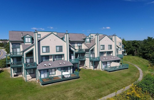Seven Springs Condo | Seven Springs 2 BR Condo - Deck and Mountain Views by RedAwning - Save 10% on 3 Nights, 15% on 5 Nights!