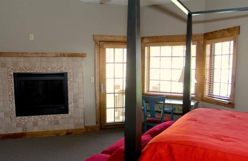 Champion House | Seven Springs 3 Bedrooms Premium Townhome, Great for Families 3 Townhouse by Redawning