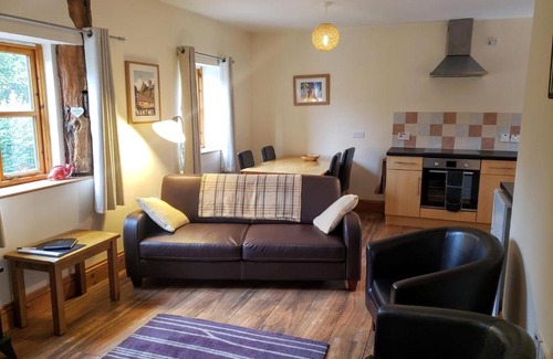 Llandrindod Wells House | Seven Stars- hot tub & garden with fabulous views.