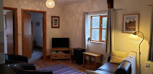 Llandrindod Wells House | Seven Stars- hot tub & garden with fabulous views.