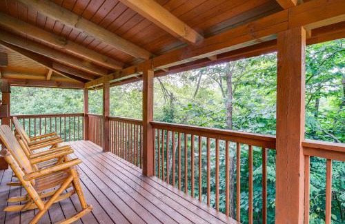 Sevierville House | Sevierville Cabin with Wraparound Deck and Lake Access