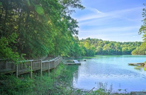 Sevierville House | Sevierville Cabin with Wraparound Deck and Lake Access