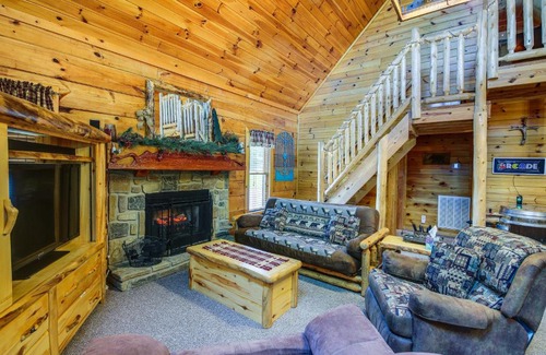 Sevierville House | Sevierville Cabin with Wraparound Deck and Lake Access