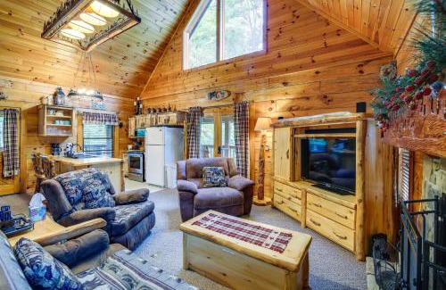Sevierville House | Sevierville Cabin with Wraparound Deck and Lake Access