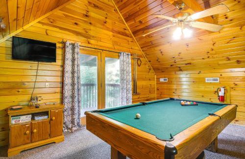Sevierville House | Sevierville Cabin with Hot Tub and Deck!