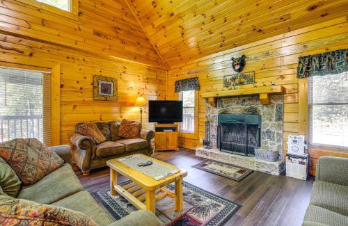 Sevierville House | Sevierville Cabin with Hot Tub and Deck!