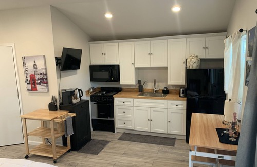 Vallejo Cottage | SF/Wine Country Business Visit or Romantic Retreat
