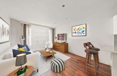 Queenstown Apartment | SG, Charming Chelsea Balcony Suite