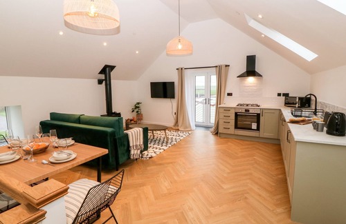 Ty Croes Cottage | SGUBOR, pet friendly, with hot tub in Llangefni