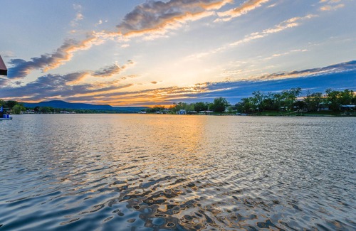 Kingsland House | Shade Tree Cottage- Lakefront w/Views & Boat Dock