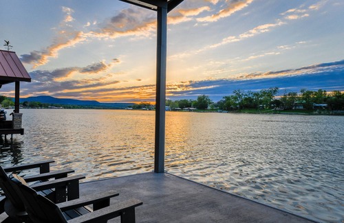Kingsland House | Shade Tree Cottage- Lakefront w/Views & Boat Dock