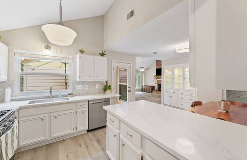 Grogan's Mill House | Shaded Poolside Haven In The Woodlands