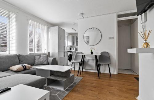 Whittington Apartment | Shades of white in Mill Hill