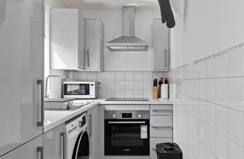 Whittington Apartment | Shades of white in Mill Hill