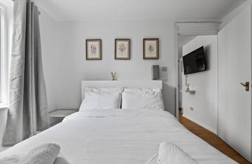 Whittington Apartment | Shades of white in Mill Hill