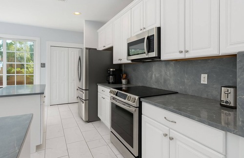 Kirkman South House | Shadow Bay Luxe Home with a Private Screened Pool near Universal Studios.