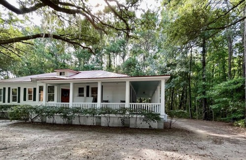 Burton House | Shadow Dawn | Lovely Historic Southern Home | Sleeps 6!