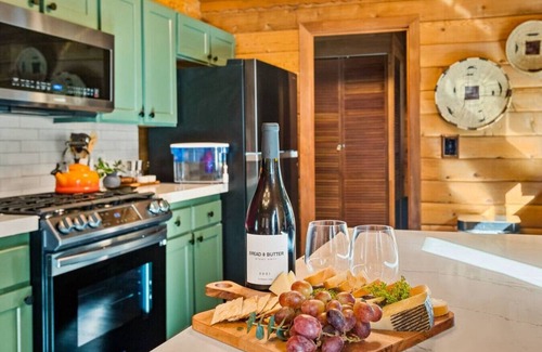 Eagle Mountain Estates Cabin | Shadow Wood Lodge + Hot Tub in Fox Farm!