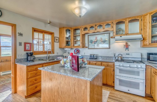 Fruita House | Shady Acres: Two Living Areas & Book Collection!