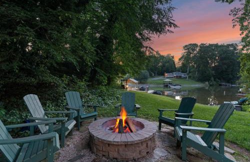 Sherrills Ford House | Shady Daze: Waterfront Home w Deck Hot Tub Lake Views
