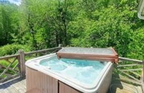 Summerlee House | Shady Lane Oasis in Fayetteville