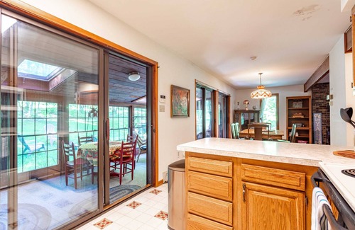 East Stroudsburg House | Shady Oak Cottage | Fire Pit | BBQ