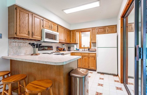 East Stroudsburg House | Shady Oak Cottage | Fire Pit | BBQ