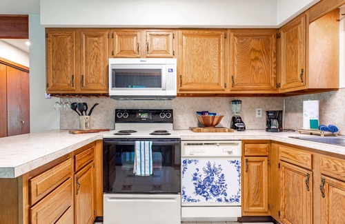 East Stroudsburg House | Shady Oak Cottage | Fire Pit | BBQ