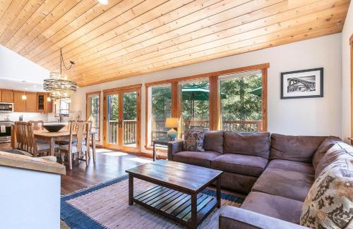 Truckee House | Shady Pines at Tahoe Donner- Serene Forest Retreat, 2 Gas Fireplaces, Sauna