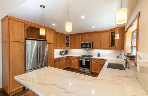 Truckee House | Shady Pines at Tahoe Donner- Serene Forest Retreat, 2 Gas Fireplaces, Sauna