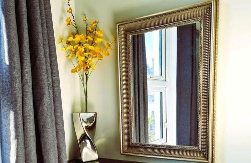 Salisbury House | Shakespeare Cottage - Parking & Short walk to City