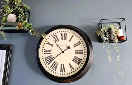 Salisbury House | Shakespeare Cottage - Parking & Short walk to City