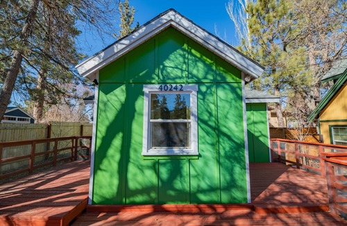 Big Bear Lake Cottage | Shamrock Cottage - Adorable Cottage Is Close To The Lake, Marinas, And Village With Mountain Views! 1 Bedroom Cottage