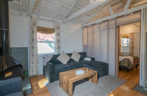 Big Bear Lake Cottage | Shamrock Cottage - Adorable Cottage Is Close To The Lake, Marinas, And Village With Mountain Views! 1 Bedroom Cottage