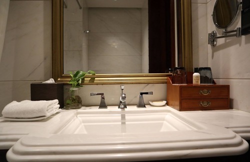 Huaihai Road Commercial Area Hotel | Shanghai Donghu Hotel