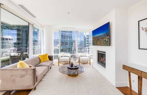 North Vancouver Apartment | Shangri-La - Downtown Core W/ Splendid View
