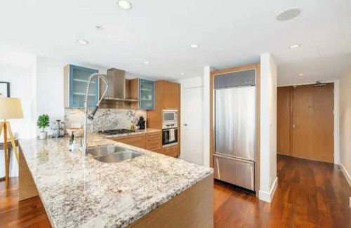 North Vancouver Apartment | Shangri-La - Downtown Core W/ Splendid View