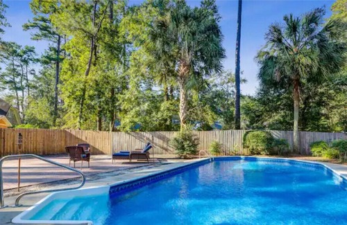 Summerville House | Share-in Dipity Refined 4 bedroom house w/ a pool