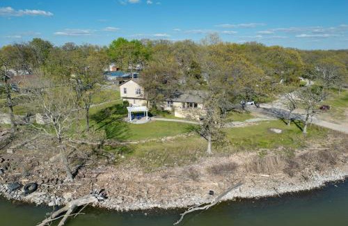 Grove House | Shared Boat Ramp Waterfront Home in Grove