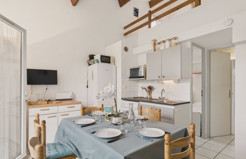 Saint-Vincent-sur-Jard Ski Chalet | Shared swimming pool, terrace, house for 5