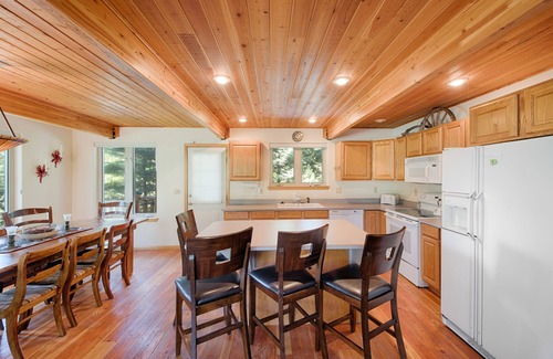 McCall House | Sharlies Nest - Second Tier Lake Home - Neighborhood Private Shoreline Access