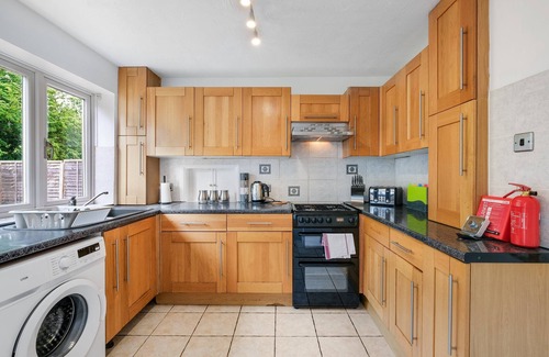 Aylesbury House | Sharp Close 4 Bedroom, 2 Bathroom in Aylesbury