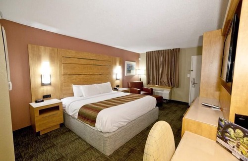 Tybee Island Hotel | Sharply Appointed Room w/Free WiFi & Shared Walkway Balcony