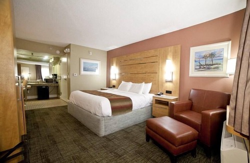 Tybee Island Hotel | Sharply Appointed Room w/Free WiFi & Shared Walkway Balcony