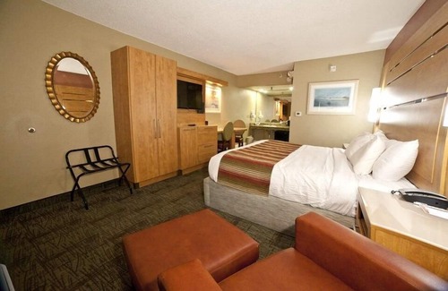 Tybee Island Hotel | Sharply Appointed Room w/Free WiFi & Shared Walkway Balcony