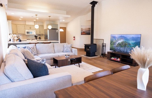 Bella Vista House | Shasta Lake Beautiful House w/Hot Tub, BBQ, Ping Pong & Foosball Table