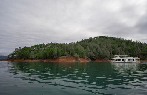 Lakehead Boat Rental | Shasta Marina's Mirage II Houseboat.