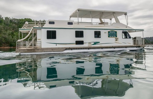Lakehead Boat Rental | Shasta Marina's Mirage II Houseboat.