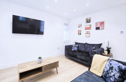 Offerton House | Shaw Heath Cottage - Charming Holiday Home In the Heart of Stockport - Free Parking